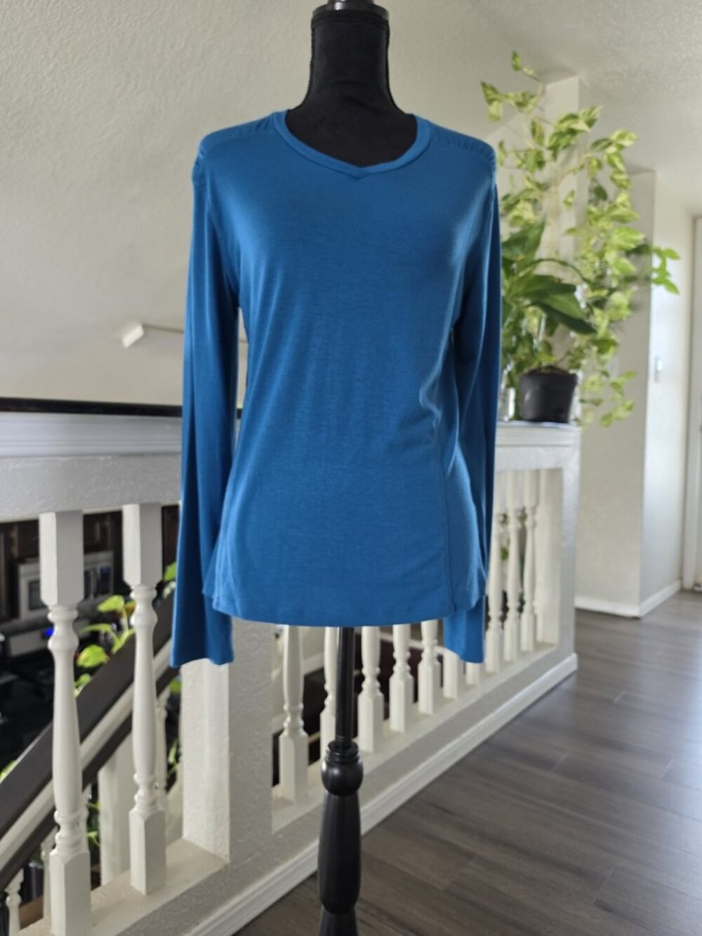 V-Neck Long Sleeve Raglan Stretch Knit Tee Blue Size M  Pacific Trail Women's - Picture 6 of 10